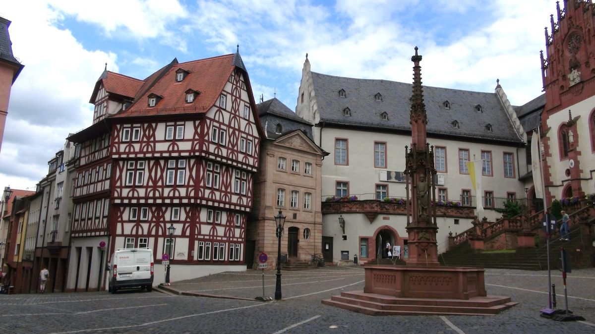 Aschaffenburgu vévodí červený zámek. I když město zažilo několik válek, působí jak ze starých časů